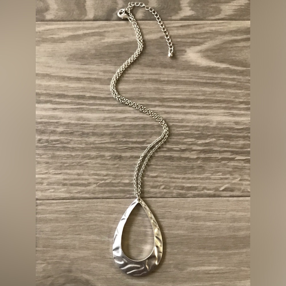 OFFERS WELCOMED Elegant Silver Tone Teardrop Necklace